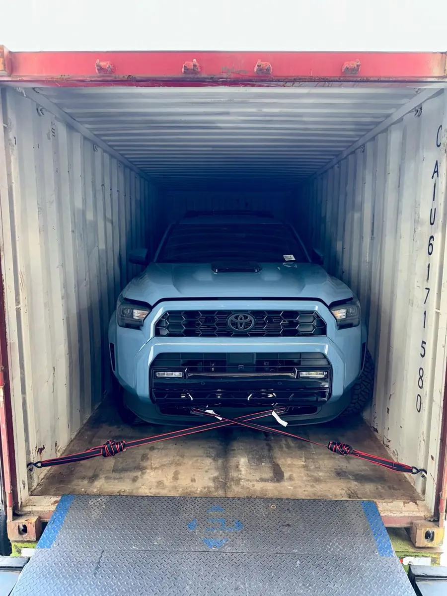 Toyota exportado por Nova Auto, asegurado dentro de un contenedor en el puerto de Miami