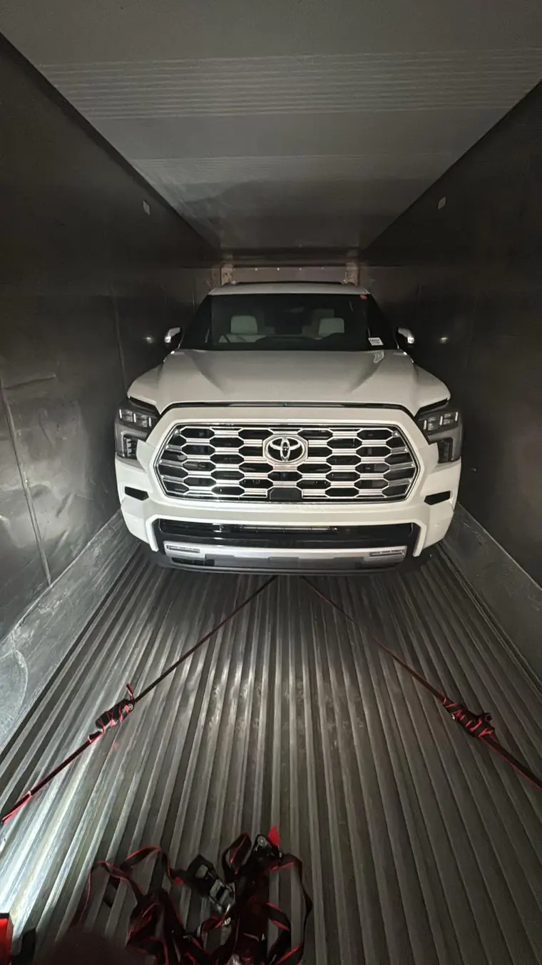 Toyota amarrado y asegurado dentro de un contenedor, listo para embarcar desde Miami